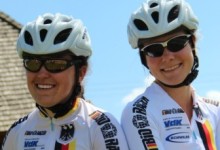 BZgA-Mitarbeiterin Henrike Handrup und Mitstreiterin Ellen Heinymit weißem Fahrrad-Helm und in weißer Paralympic-Wettkampfkleidung