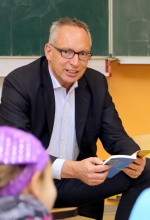 Dr. Jörg F. Maas liest in der Schule Mann beim Vorlesen in der Schule