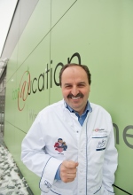Johann Lafer vor dem Gebäude der Schulmensa foo@ucation