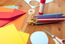 Bastelmaterial buntes Papier, Schere, Buntstifte, Klebeband & Kleber