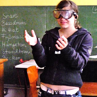 Mädchen mit Rauschbrille in Klassenzimmer