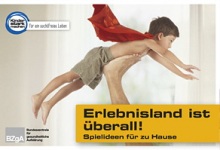 Junge mit Superman-Umhang fliegt auf den Füßen eines Erwachsenen