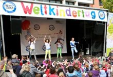 Kinder-Tanzgruppe animiert auf der Bühne zum Mitmachen
