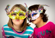 Bastelvorlage für Fasching Zwei Mädchen mit bunt gestalteten Masken
