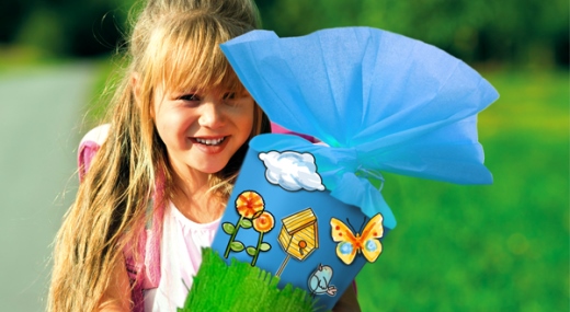 Mädchen mit Schultüte in der Hand