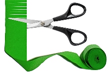 Schere, die ein grünes Kreppband einschneidet Schere, die ein grünes Kreppband einschneidet