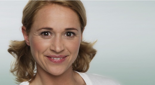 Portrait-Bild einer lächelnden Singa Gätgens