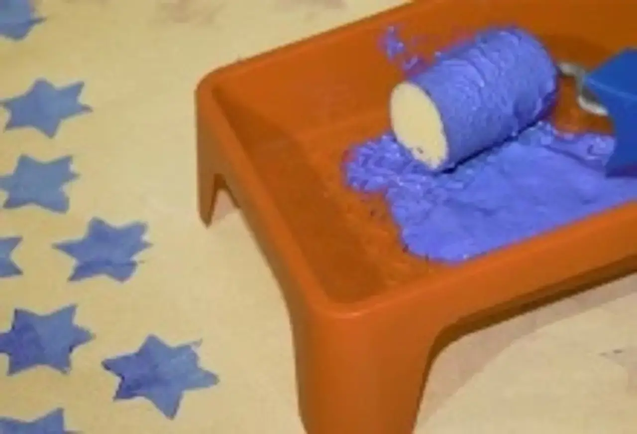 Eine Rolle wird mit Farbe versehen