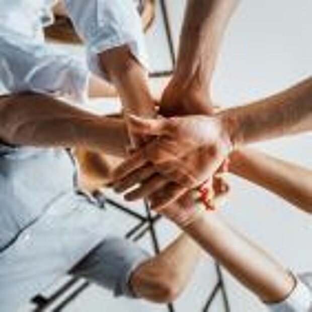 Symbolbild für die Kooperationen: Viele Hände, die sich übereinanderlegen und einen Stern bilden.