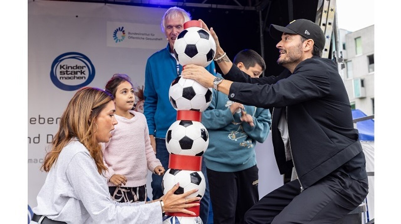Die UNICEF-Paten Jana Ina und Giovanni Zarrella beim Balltumrwettstreit.
