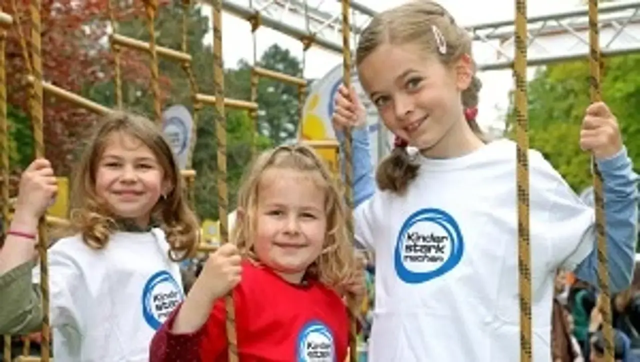 Drei Kinder im Klettergarten des „Kinder stark machen“-Erlebnislands