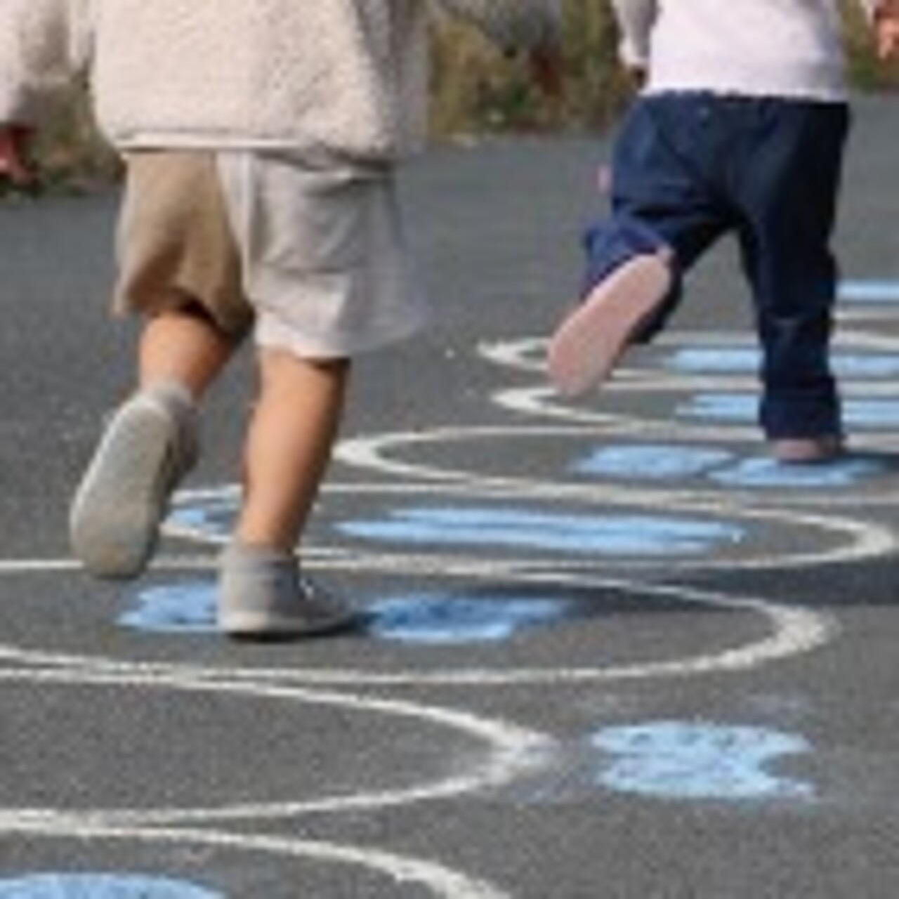 Zwei Kinder springen in einem Hüpfparcours