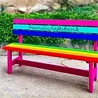Eine bunt angemalte Bank mit dem Schriftzug: Freundschaftsbank