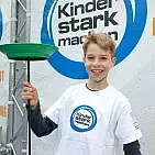 Junge jongliert Teller.