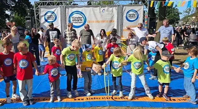 Kinder auf der „Kinder stark machen“-Spielbühne beim Hula Hoop-Spiel