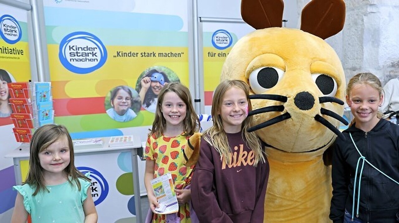 Kinder mit der Maus auf der „Kinder stark machen“-Bühne 