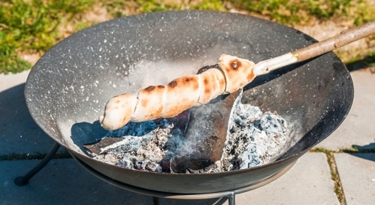 Stockbrot in Feuerschale