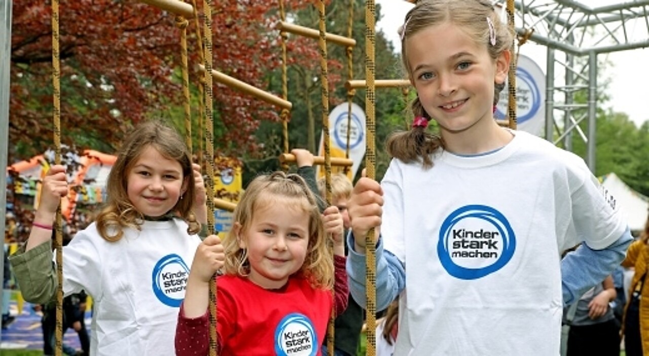 © Carsten Kobow Drei Mädchen im Klettergarten