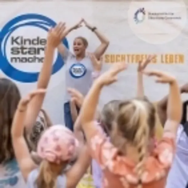 Singa tanzt auf der Aktionsbühne und mit Ihr viele Kinder davor.