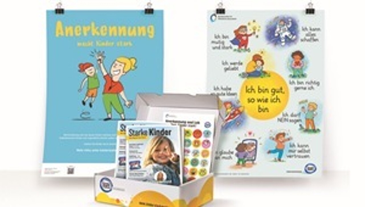 Geöffnete Elternabend-Box mit Inhalt und farbenfrohen Plakaten im Hintergrund