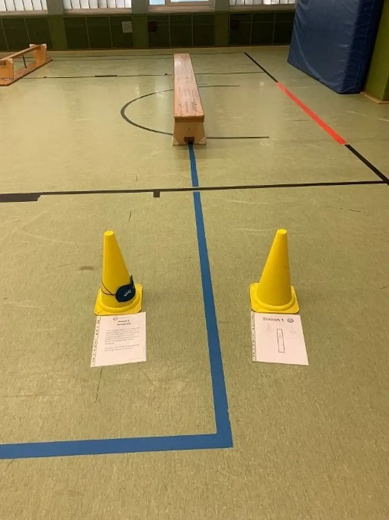 Für die Station 1 ist eine Turnbank ist aufgestellt, eine Augenbinde liegt bereit.