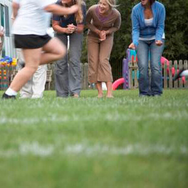 Eltern feuern ihre Kinder vom Spielfeldrand an