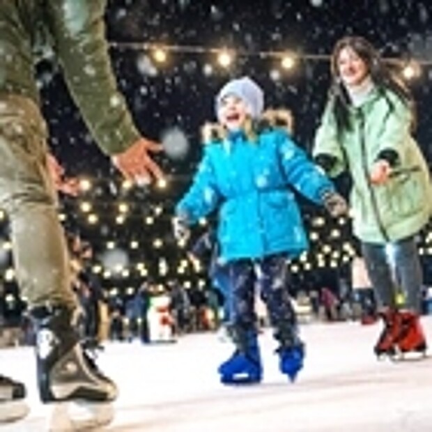 Familie beim Schlittschuhlaufen