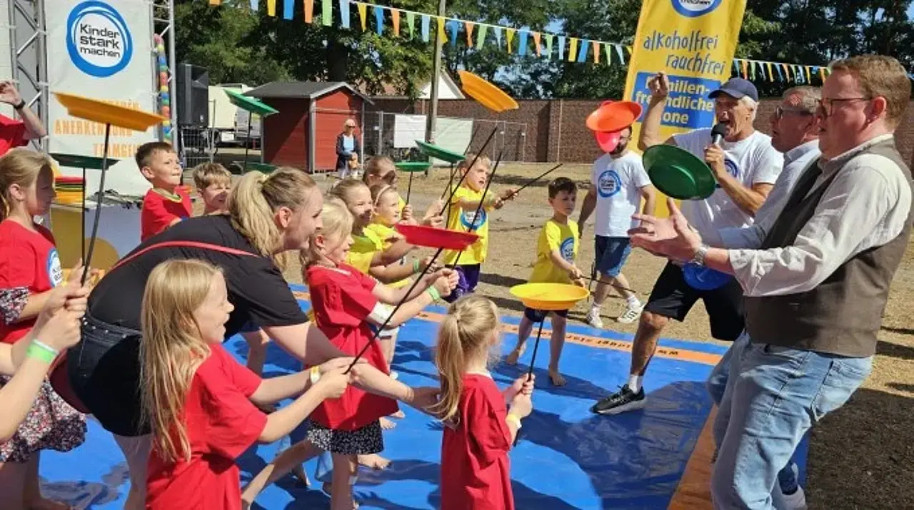Kinder mit dem Essener Bürgermeister bei der Teller-Jonglade