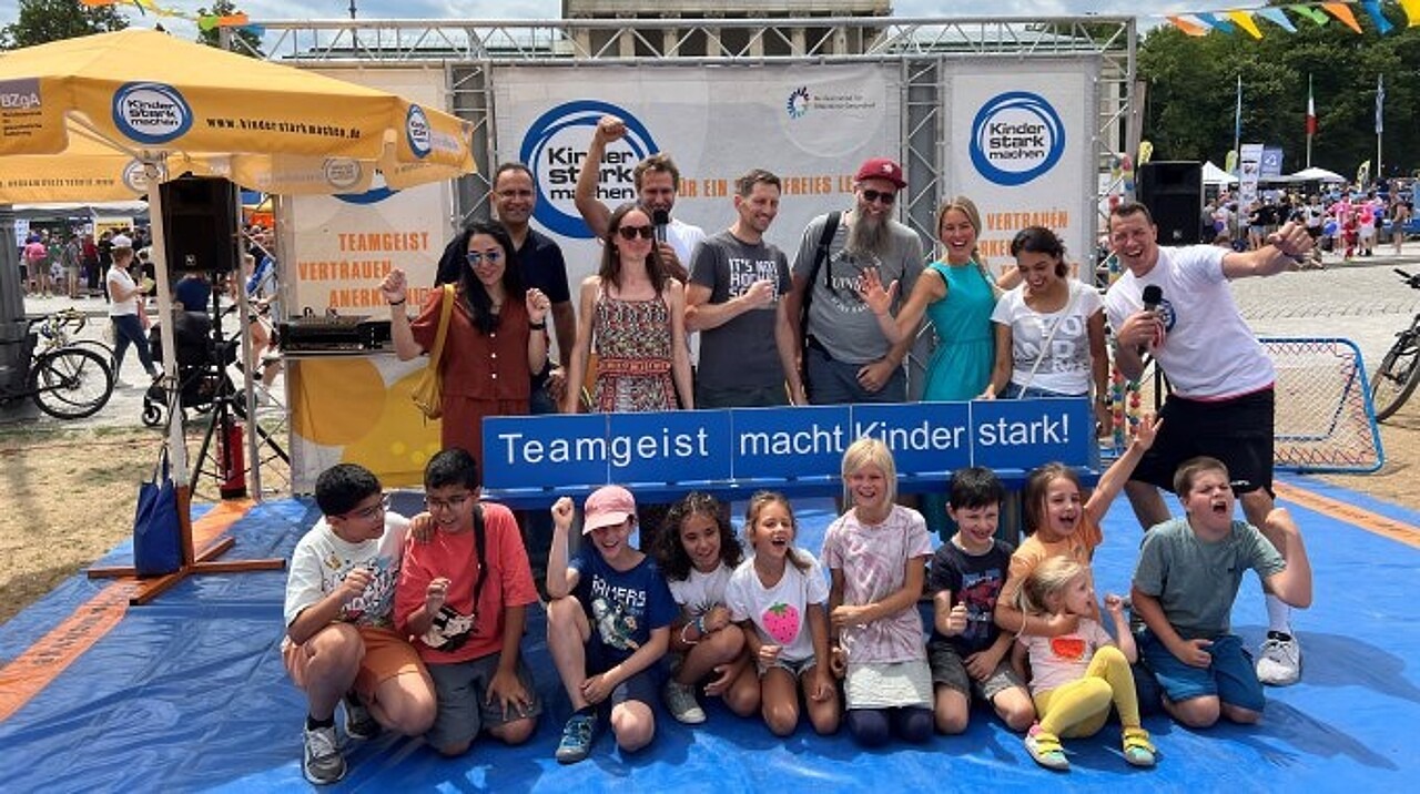 Dominik Klein mit Kindern beim Satzbildungsspiel auf der Aktionsbühne
