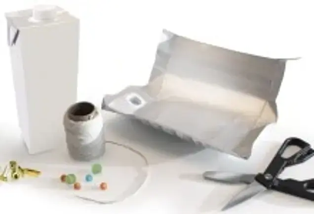 Bastelmaterial, Schere und Getränkekarton 