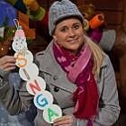 Singa Gätgens zeigt ihren gebastelten Buchstaben-Schneemann, beziehungsweise ihre Buchstaben-Schneefrau, die die Buchstaben ihres Vornamens trägt.