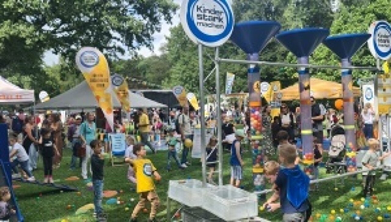 Blick auf das Erlebnisland in Saarbrücken beim Kindertag mit vielen Menschen.