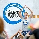 Singa Gätgens auf der Kinder stark machen Bühne