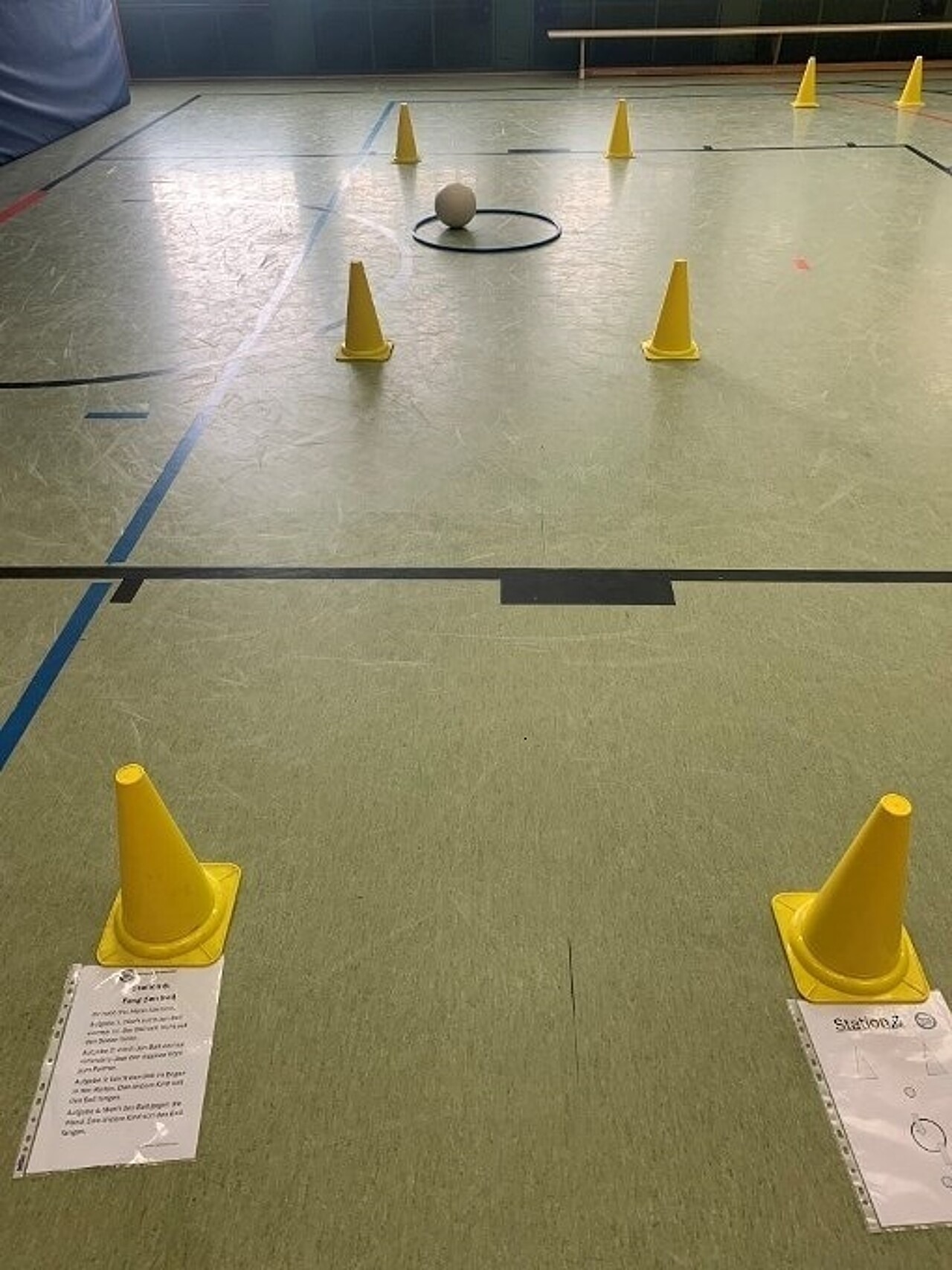 Ein Reifen liegt vor der Wand auf dem Hallenboden, ein Reifen liegt im Ball.