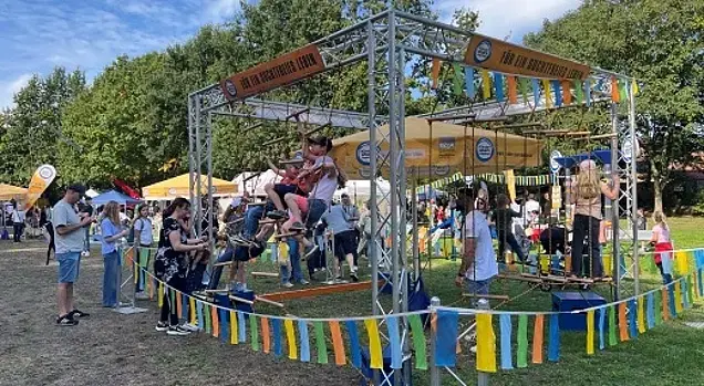 Kinder im Klettergarten auf dem Weltkindertagsfest in Welbergen