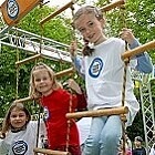 Drei Mädchen klettern im Niedrigseilklettergarten des Erlebnislandes