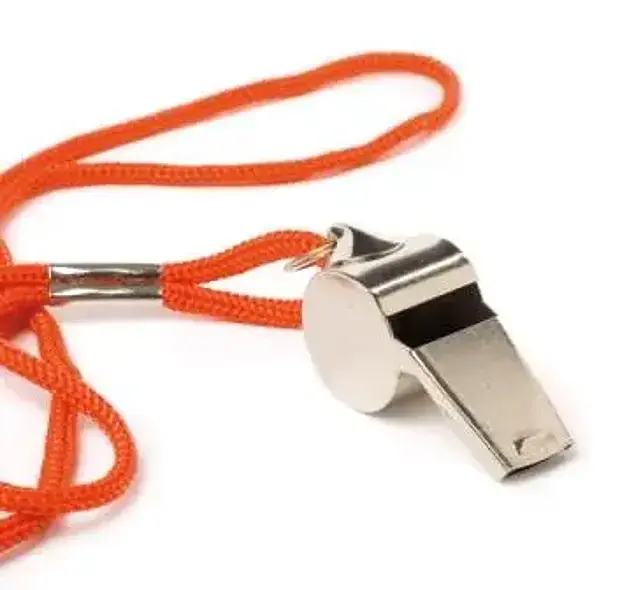 silberne Trillerpfeife an orangenem Umhängeband