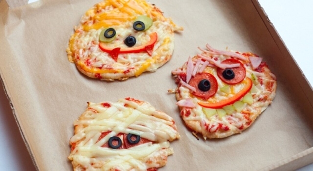 Drei kleine Pizzen mit Monstergesichtern