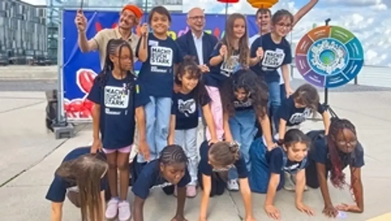 Dr. Johannes Nießen mit Kindern bei der Teller-Jonglage