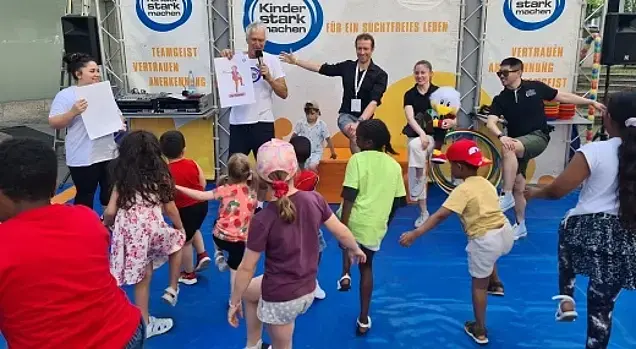 Kinder üben auf der Aktionsbühne Yoga.