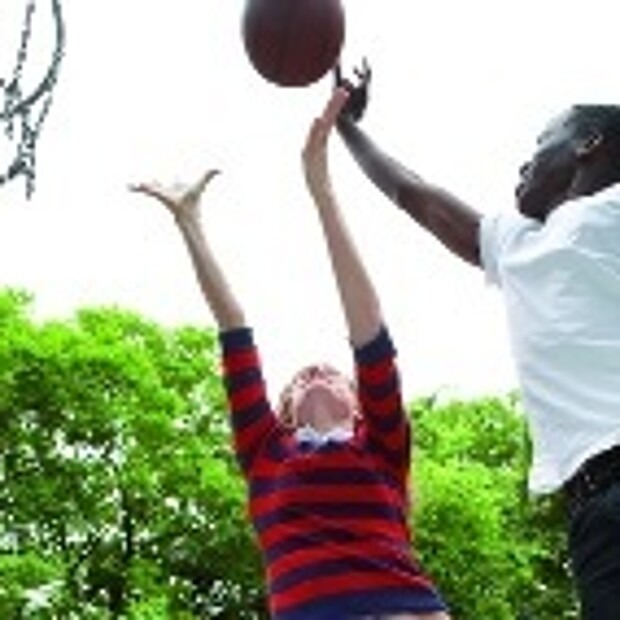 Zwei Jugendliche spielen Basketball
