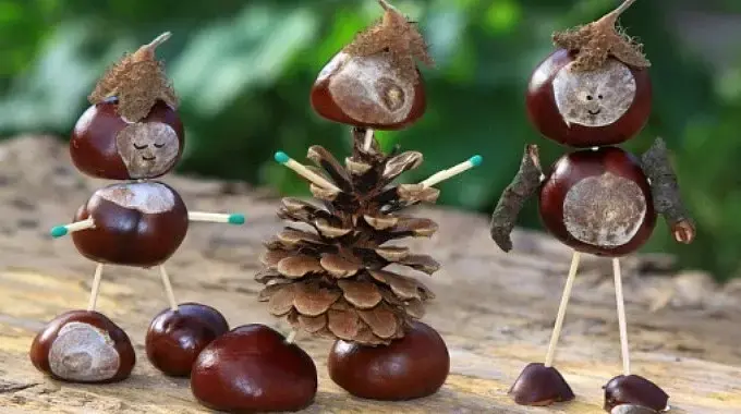 Figuren, die aus Kastanien und Tannenzapfen gebastelt wurden