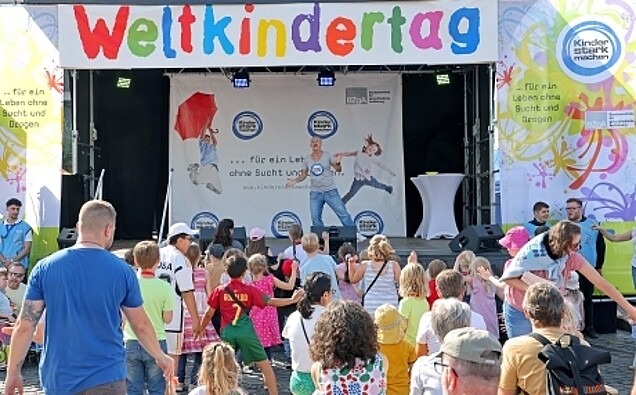 Viele Besucherinnen und Besucher vor der Bühne mit Singa in Köln