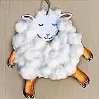 Ansicht eines gebastelten Watte-Lämmchens