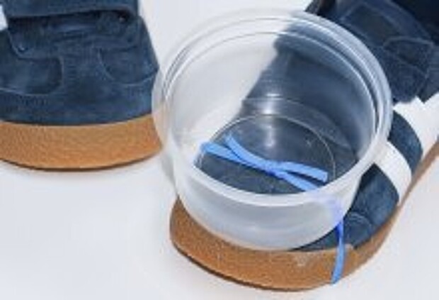 Schuhe mit draufgebundenen Plastikbechern