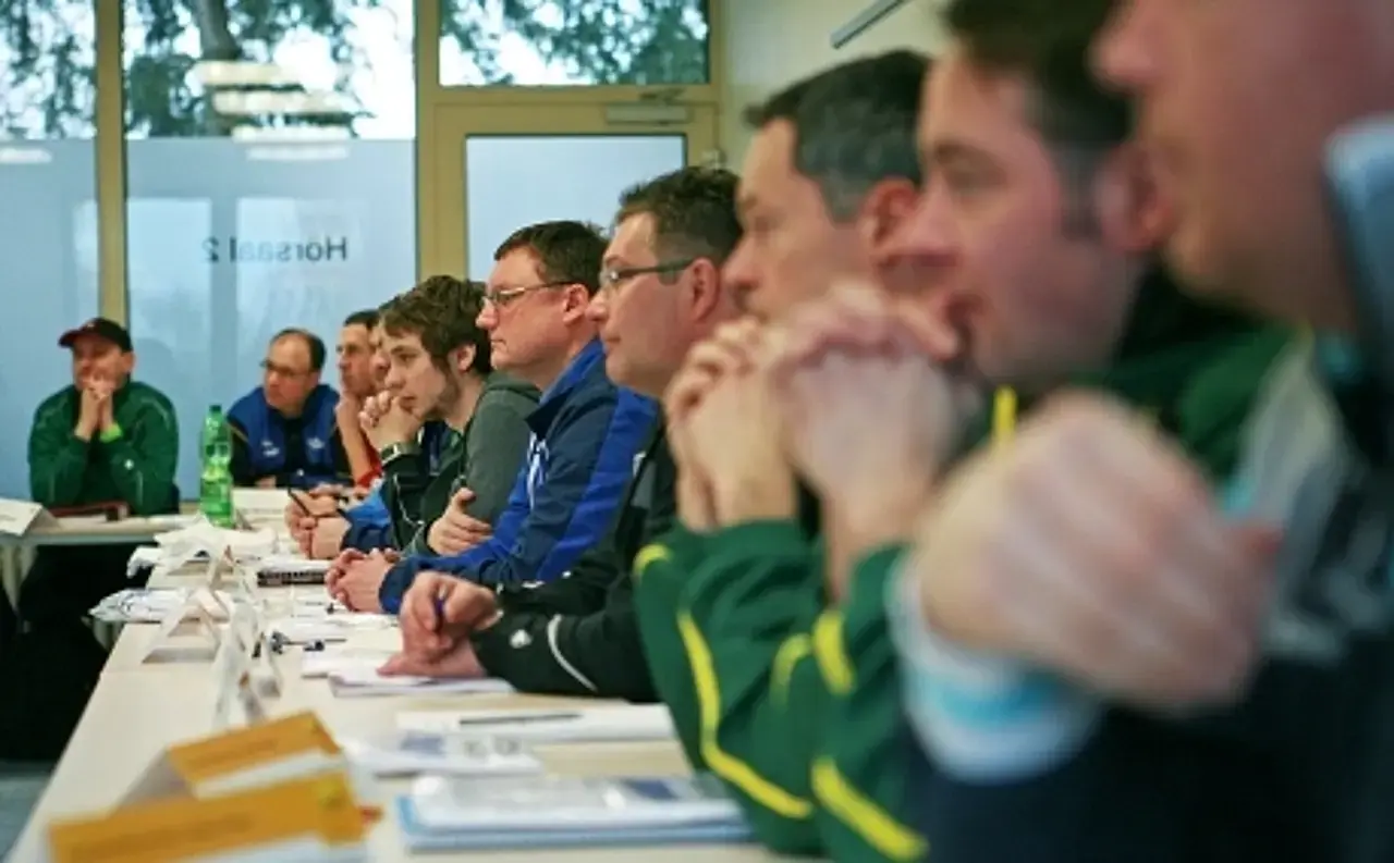 Trainer verfolgen konzentriert eine Schulung