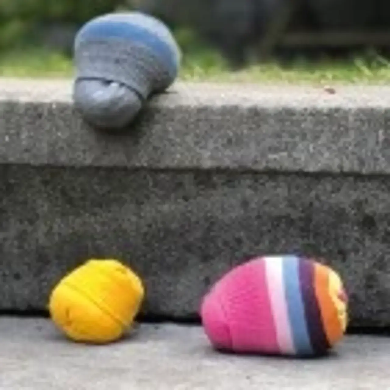 drei verschiedene Sockensäckchen auf einer Treppe