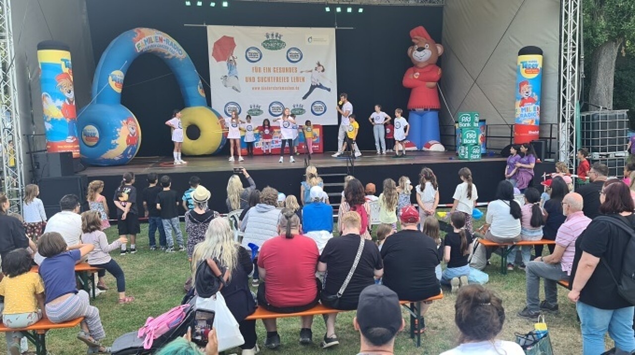 Kinder beim Hula-Hoop-Reifenschwingen auf Bühne beim Bremer Kindertag