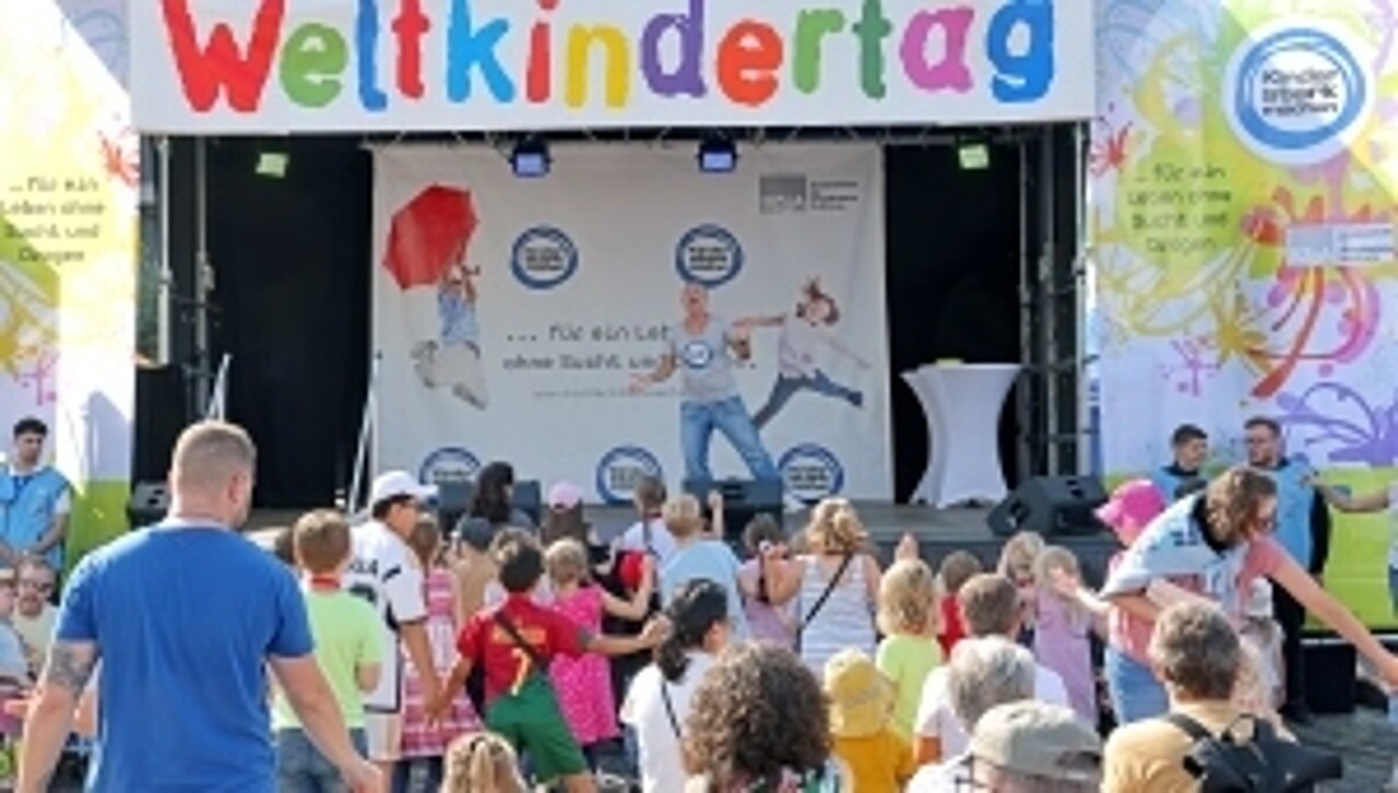 Viele Besucherinnen und Besucher vor der Bühne mit Singa in Köln