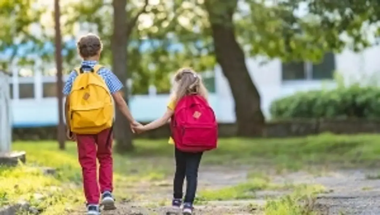 Zwei Kinder zu Fuß auf dem Weg  zur Schule